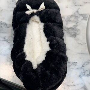 Brookstone Black and Cream Fuzzy Slippers